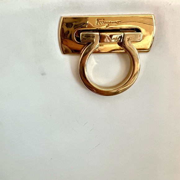 🤍 FERRAGAMO WHITE GANCINI CROSSBODY🤍 VINTAGE🤍 - Picture 2 of 7